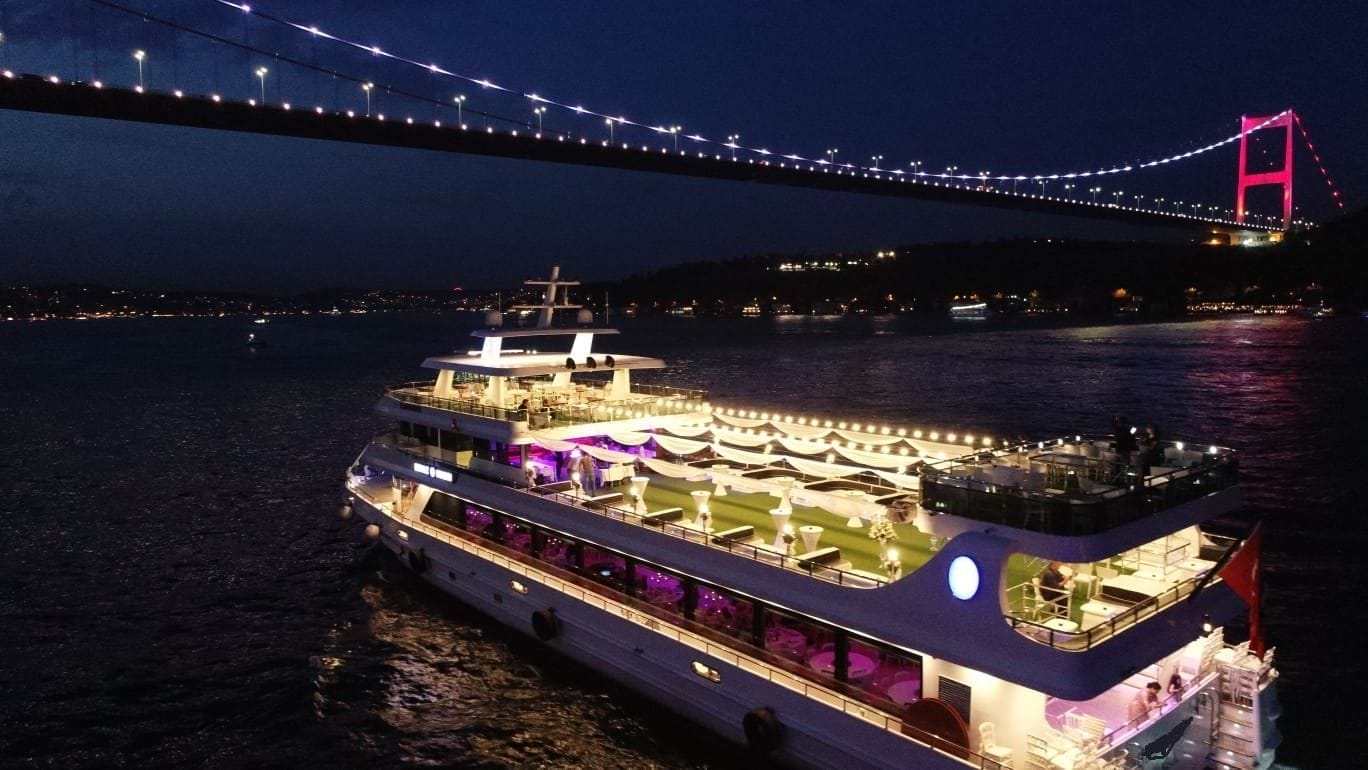 İstanbul Teknede Yılbaşı Partisi 2025